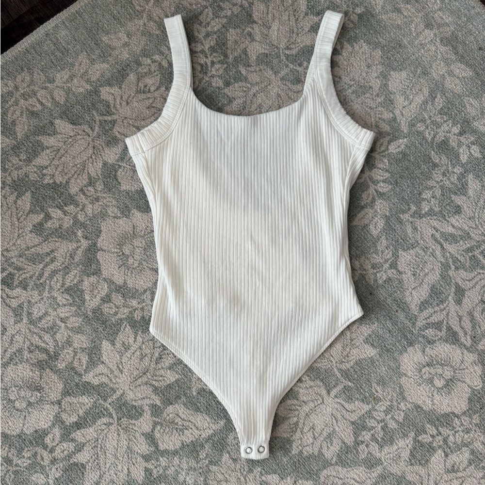 Good American - Ribbed Scoop Low Back Bodysuit - Picture 8 of 9